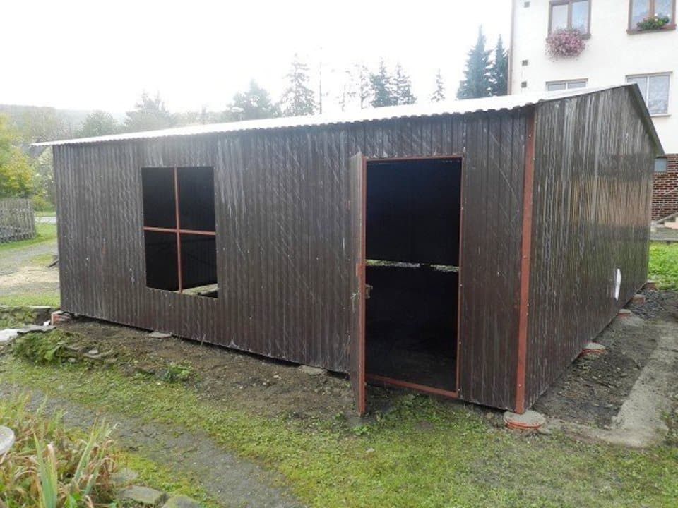 Plechová montovaná garáž 7×6 - hnědá/šedá