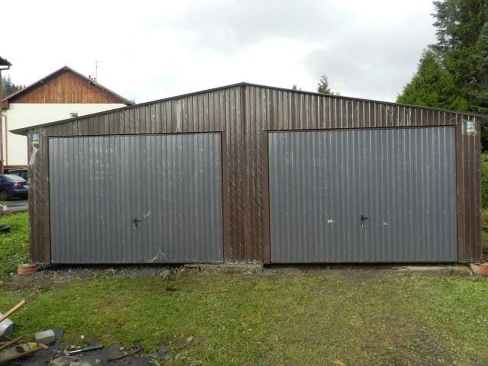 Plechová montovaná garáž 7×6 - hnědá/šedá
