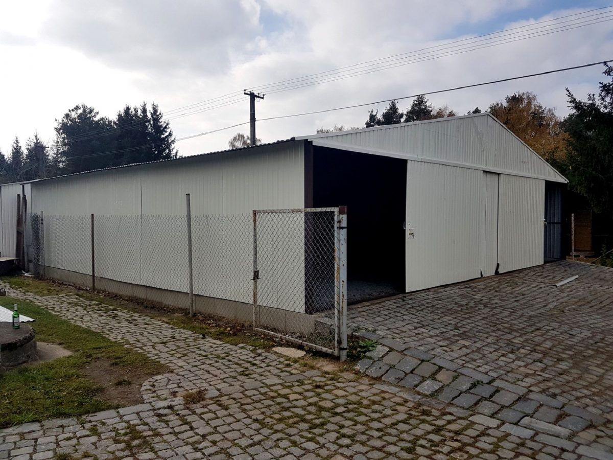 Vorgefertigte Stahlhalle 10×10m- Signalweiß/ Schiebetor